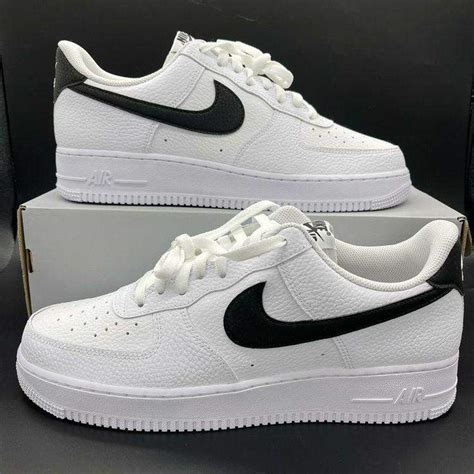 nike air force mit schwarzen zeichen